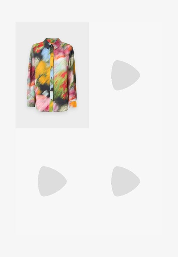 Chemise à manches longues avec un motif abstrait multicolore vif, col avec boutonnière à l'avant, confectionnée dans un tissu léger.; Jupe midi en tricot blanche présentant un motif texturé avec des lignes verticales et des découpes près de l'ourlet. Taille élastique. Matériau doux.; Ballerines en cuir noir avec un bout rond, texture lisse, détails de couture minimalistes et design de semelle flexible.; Sac à main en cuir marron avec une fermeture à rabat, des accents en métal doré, une bandoulière et une texture lisse. Forme rectangulaire compacte.