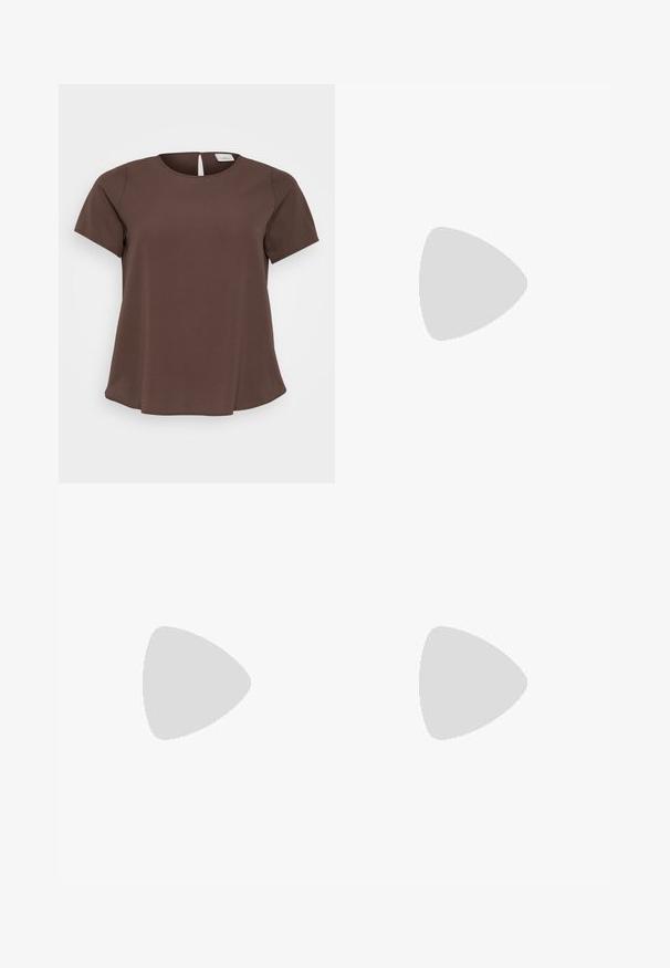 Haut marron à manches courtes avec un col rond et une petite découpe dans le dos. Fabriqué en tissu doux avec un ourlet légèrement évasé.; Pantalon large plissé vert foncé avec taille élastique, présenté sur un fond blanc uni.; Sandale à talons hauts en métal doré avec un bout carré, une fine bride au niveau de la cheville et un design épuré et minimaliste avec une finition brillante.; Boucles d'oreilles en or avec une finition lisse et brillante. Design circulaire présentant un petit clou et une attache transparente pour un port sécurisé.