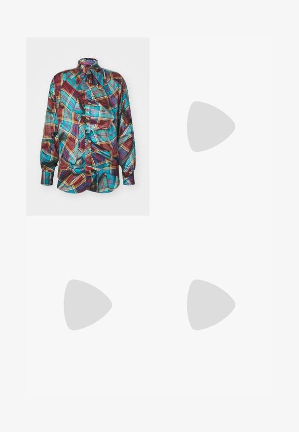 Vivienne Westwood VIOLIN SHIRT - Camisa - multi-coloured; Camiseta de algodón negra con cuello redondo, mangas cortas y una etiqueta blanca rectangular con números y un diseño gráfico.; Los pantalones negros de corte ajustado presentan un tejido suave, un corte recto y una cintura con cinturón y hebilla rectangular. Las pliegues frontales notables realzan el diseño.; Zapatilla blanca de cuero con un acabado texturizado, punta redonda, suela de goma beige y seis ojales para cordones grises, con un discreto logotipo en el lateral.