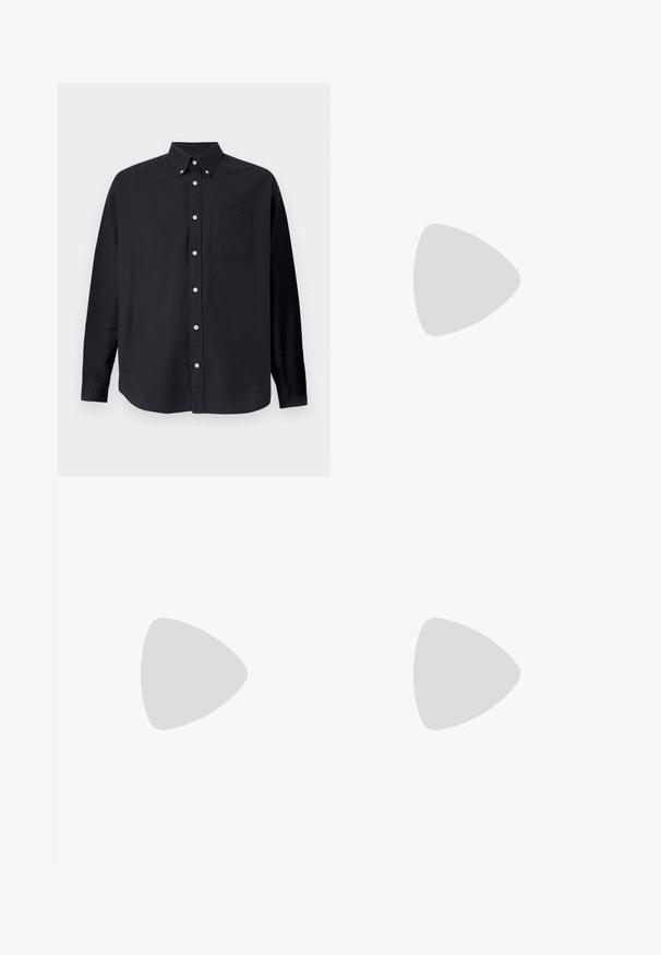 Camicia nera a maniche lunghe in cotone. Presenta un colletto con bottoni, una tasca frontale e una chiusura con bottoni completa con bottoni di colore chiaro.; Polo a maniche lunghe in tessuto a costine beige cremoso, con colletto e patta con tre bottoni. Fit semplice e rilassato con orlo dritto.; Shorts in denim nero con una vestibilità comoda, caratterizzati da un classico design a cinque tasche e chiusura con bottone, texture liscia e taglio dritto.; Mocassini in pelle marrone con design intrecciato, dettaglio con nappine e suola piatta in gomma. Caratterizzati da una finitura liscia e cuciture a contrasto.