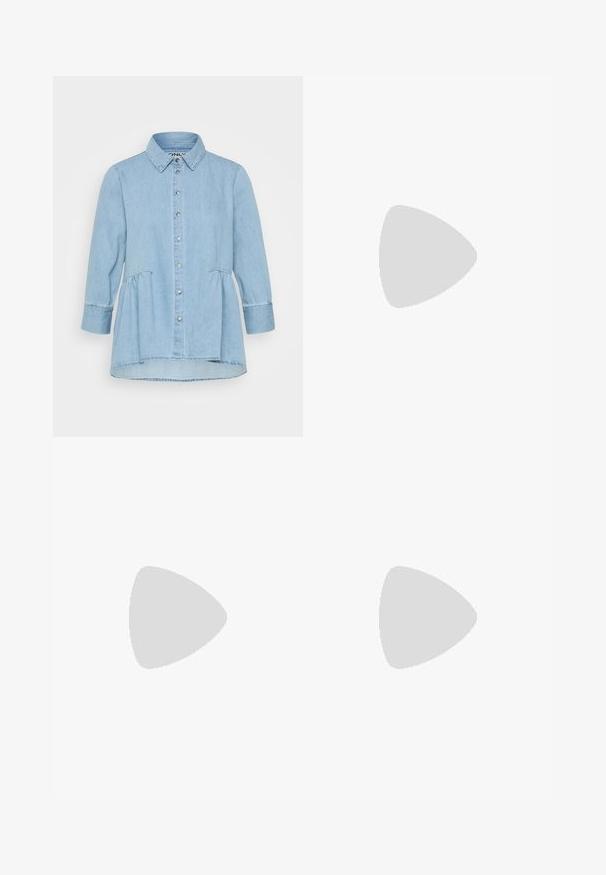 ONLY Petite ONLMARY CANBERRA niebieski denim; Luźne dżinsy w ciemnym niebieskim kolorze, charakteryzujące się gładką fakturą, pięcioma kieszeniami oraz kontrastowym ściegiem. Z przodu zapinane na guzik i zamek.; Czarne sandały na obcasie z prostokątnym noskiem i niskim słupkowym obcasem. Posiadają wiele cienkich pasków i regulowany pasek na kostkę. Wykonane z gładkiej skóry.; Czarna skórzana torba tote o gładkiej fakturze, usztywnionym kształcie, dwóch uchwytach oraz wyraźnym srebrnym zapięciu na przodzie.