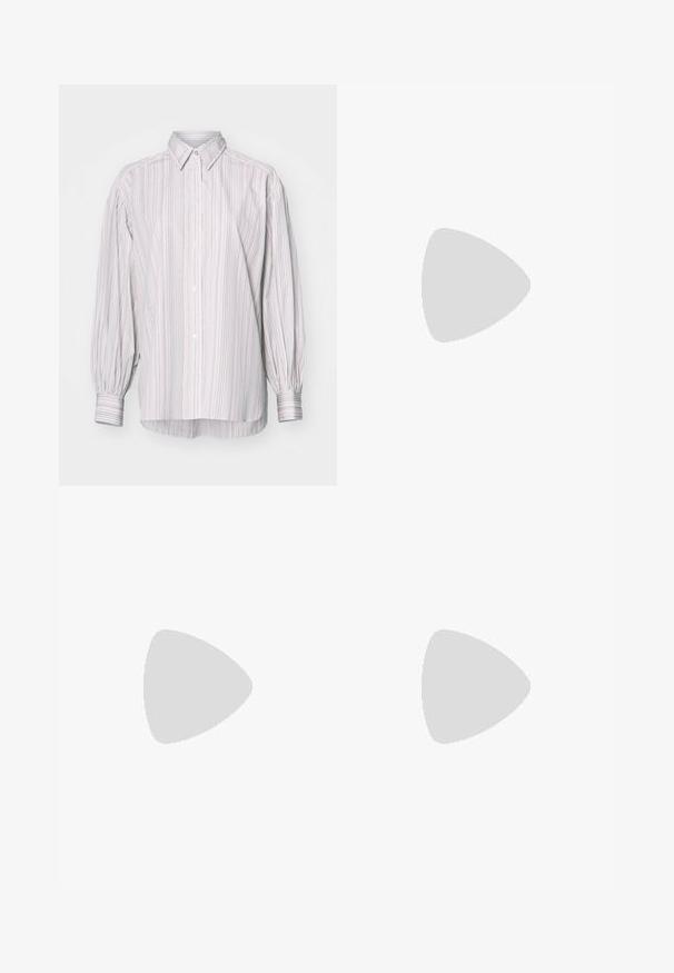 Striķota krekla ar pogām gaisīgās krāsās, kuram ir klasiskā apkakle, garas pūkainās piedurknes un nedaudz garāks aizmugurējais apmale.; Baltas, augsto jostasvietu platās kājas džinsi, izgatavoti no denima. Iekļauj pogu aizdari, divas priekšējās kabatas un sānu šuves ar šuvju detaļām.; Melnas lakota ādas sandalēs ar trim siksnām, potītes sprādzi un 4 collu stiletto papēdi. Iespējas ar zelta detaļām un logotipa piekariņu.; Burgundijas krāsas ādas rokassoma ar divām rokturiem, regulējamu plecu siksnu un iegravētu logotipu priekšpusē. Iekļauj divas sānu kabatas un elegantu dizainu.