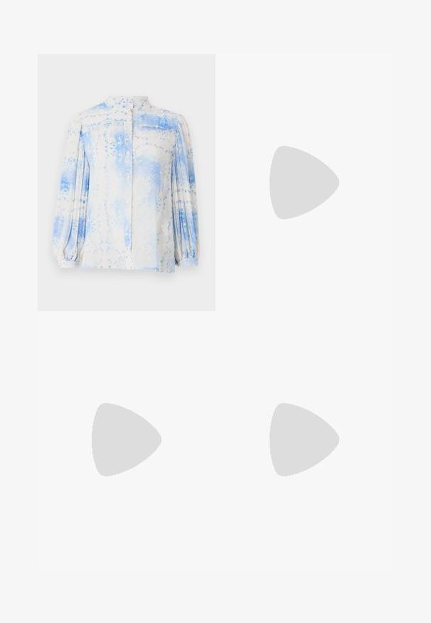 Leichte, gemusterte Bluse in Blau und Creme mit hohem Kragen, durchgehender Knopfleiste und langen, gerafften Ärmeln. Enthält florale Details.; Beige weite Hosen aus Baumwollmischgewebe. Sie haben eine glatte Textur, einen elastischen Bund und eine seitliche Knopfdetail.; Schwarze Leder-Slingback-Pumps mit spitzem Schuhblatt, ausgestattet mit einem schlanken Absatz und einem goldfarbigen Akzent am verstellbaren Riemen. Glatte Textur.; Beige Wildleder-Handtasche mit einer abgerundeten dreieckigen Form, einem einzelnen Riemen und einem goldfarbenen Hardware-Detail auf der Vorderseite.