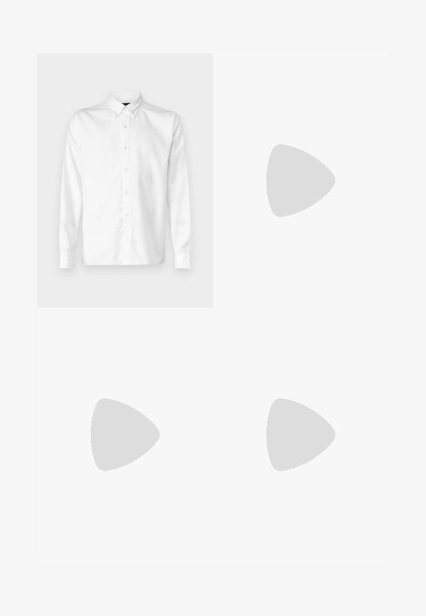 Valkoinen napillinen paita, joka on valmistettu sileästä kankaasta. Siinä on klassinen kaulus, pitkät hihat ja suora helma. Minimalistinen muotoilu ilman kuvioita.; Suorat lahkeet valmistettu tummanharmaasta kankaasta. Ominaisuuksiin kuuluu laskokset vyötäröllä, muotoilu on siisti ja siluetti suora.; Musta nahkakengät pyöreällä varvalla, paksulla kumipohjalla, nauhakiinnityksellä ja erottuvalla ompeleella reunan ympärillä.; Aurinkolasit, joissa on tyylikäs, hopeanvärinen metallikehys, harmaasti sävytetyt linssit ja aerodynaaminen muotoilu, jossa on terävät reunat ja ohuet varret.