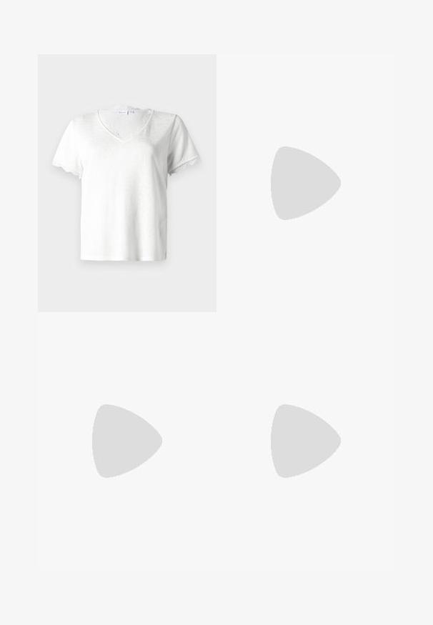 Hvid kortærmet t-shirt med V-hals, udsmykket med en delikat blondekant ved halsudskæringen og ærmekanterne, lavet af letvægtsstof.; Sorte bukser med bred benvidde lavet af denim, med en struktureret talje, bæltesløjfer og forlommer. Glat tekstur med et klassisk design.; Sort læder spidse pumps med ankelrem og en chunky hæl. Flad tekstur, slankt design og minimalistisk æstetik.; Sort læder tote taske med glat tekstur, rektangulær form og to lange hanke. Ingen synlig hardware eller udsmykninger.