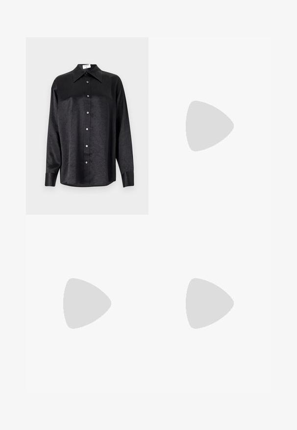 Schwarzes Langarmhemd mit kragenförmigem Halsausschnitt, mit einem zerknitterten Textur, voller Knopfleiste und Manschetten. Hergestellt aus einem glatten Stoff.; Schwarze, weit geschnittene Hose mit hoher Taille, versehen mit Frontfalten, einer glatten Textur und einem maßgeschneiderten Finish. Entworfen für eine lockere Passform.; Schwarzer Knöchelstiefel aus glänzendem Material mit quadratischer Zehenform und verjüngtem Absatz, vor einem glänzenden silbernen gepolsterten Hintergrund.; Schwarze Lederhandtasche mit abgerundeter Form, breitem Tragegurt und strukturiertem Finish. Besitzt eine subtile Nahtdetails und einen Akzent aus goldfarbenem Metall.