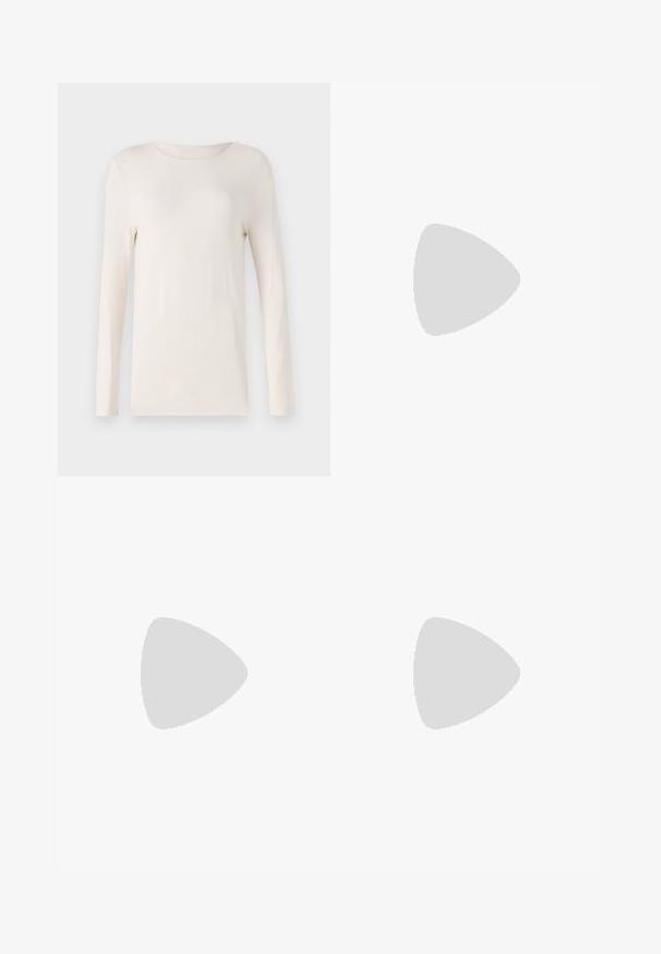 Hedvábná košile s dlouhým rukávem v off-white barvě, vyrobená z měkkého materiálu, s kulatým výstřihem a jednoduchým, přiléhavým střihem. Hladká textura, žádné vzory.; Černé elegantní kalhoty na míru vyrobené z hladké látky, s rovnými nohavicemi a dvěma postranními kapsami. Elegantní a minimalistická konstrukce.; Černé kožené baletní byty s kulatou špičkou, hladkou texturou, minimálními švy a flexibilním designem podrážky.; Černá kožená kabelka s zakřiveným tvarem, s dekorativním vzorem na přední straně, krátkým popruhem a zlatými akcenty.