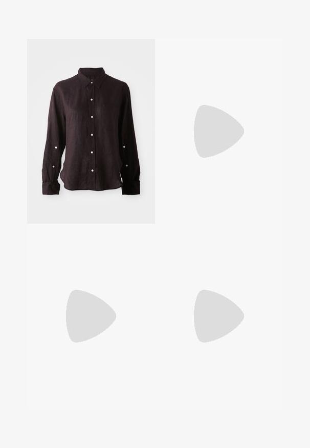 Temna, dolga majica z dolgimi rokavi iz lahke lanene tkanine, z gumbi z sprednje strani, koničastim ovratnikom in enim žepom na prsih. Srebrni gumbi.; Črne široke hlače iz mehkega materiala z elastičnim pasom. Imajo ravno krojenje in stranske razpoke za dodatno zračnost.; Črne slingback pete z ostrim nosom, iz gladke usnjene materiala in s prefinjenim, minimalističnim oblikovanjem. Visoka stiletto peta.; Črna in bež torbica z vzorcem v pravokotni obliki, ki ima prečnorezni dizajn, zadrgo in snemljiv črn pas.