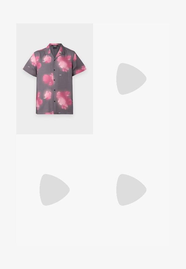 Kortermet skjorte i grått stoff med store rosa blomster mønstre, knappefront og klassisk krage. Merkeetikett synlig foran.; Filippa K TERRY CROPPED TROUSERS - Bukse - sage melange; Hvit sneakers med semsket detaljer, rund tå, flate snøringer og en kremfarget gummisåle. Har grønn merking på hælen.; Sorte, runde solbriller med mørke linser og slanke metalarmer. Inkluderer klare temple tips og sølvfargede detaljer ved hengslet. Minimalistisk design.