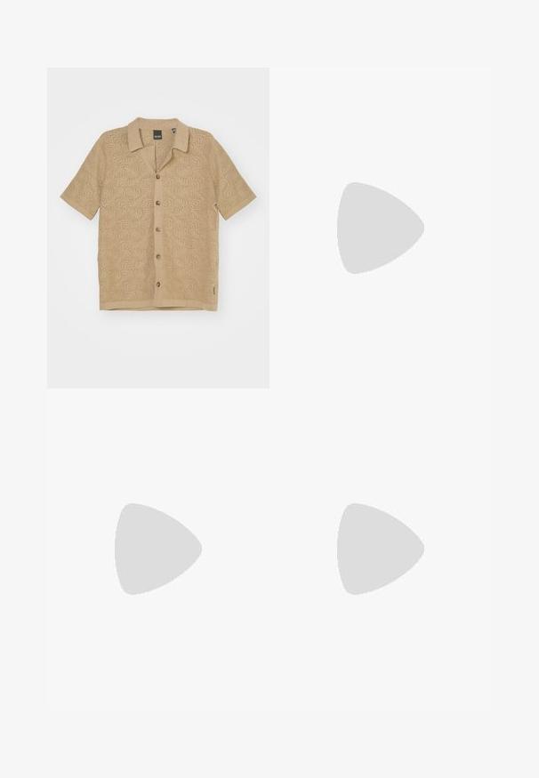 Only & Sons ONSDENVER LIFE REG - Skjorter - chinchilla; Hvid bomulds t-shirt med korte ærmer, der har et rødt broderet logo "DICKIES 1922" på venstre bryst; ribbet rund halsdesign.; Lyseblå denimshorts med en falmet vask, opsmøgede manchetter, forlommer og slidte detaljer på låret. Knaplukning i taljen.; Højkantede beige lærreds sneakers med rød stripe, hvid gummisål og metaløjer, der har det ikoniske stjernelogo på siden.; Brune rektangulære solbriller med tynde sølvtrådsrammer og næsebrostøtter. Linserne er flade og let tonede.
