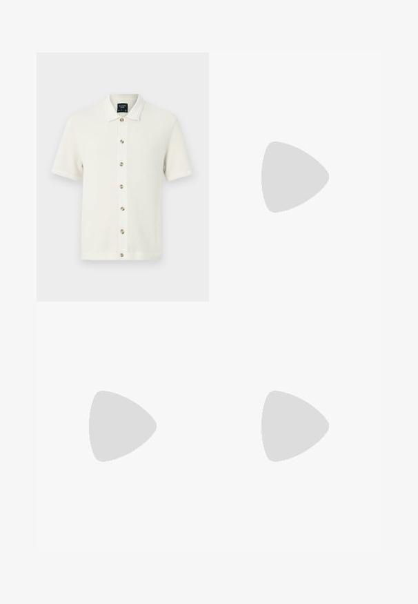 Strikket polo-skjorte i off-white med et strukturert mønster, kortermet, knappestolpe foran med kontrastknapper, og flat krage.; Hvit kortermet polo med v-hals og navy krage. Har røde og navy striper på skuldrene. Mykt, strukturert strikket stoff.; Beige vide shorts laget av bomull, med rett snitt, frontlommer og synlig knappelukking i midjen.; Reebok-sneakers i beige semsket skinn med svarte detaljer. Har såle i gummi, tradisjonell snøring og polstret krage for komfort.