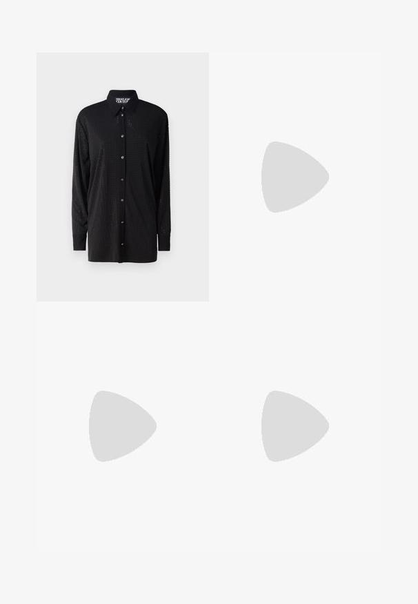 Maglietta nera a maniche lunghe con colletto abbottonato, caratterizzata da un design perforato e bottoni metallici lungo la parte anteriore. Texture liscia.; Pantaloni corti in pelle nera con una trama liscia, dotati di zip frontale, chiusura a bottone e classico design a cinque tasche.; Stivali neri alla caviglia realizzati in pelle liscia, caratterizzati da un punta affusolata, stivale aderente e un tacco alto e sottile. Design minimalista senza hardware visibile.; Borsa a tracolla nera in pelle con due tasche frontali, fibbie dorate, chiusura con zip e una tracolla sottile. Superficie texturizzata e forma rettangolare compatta.