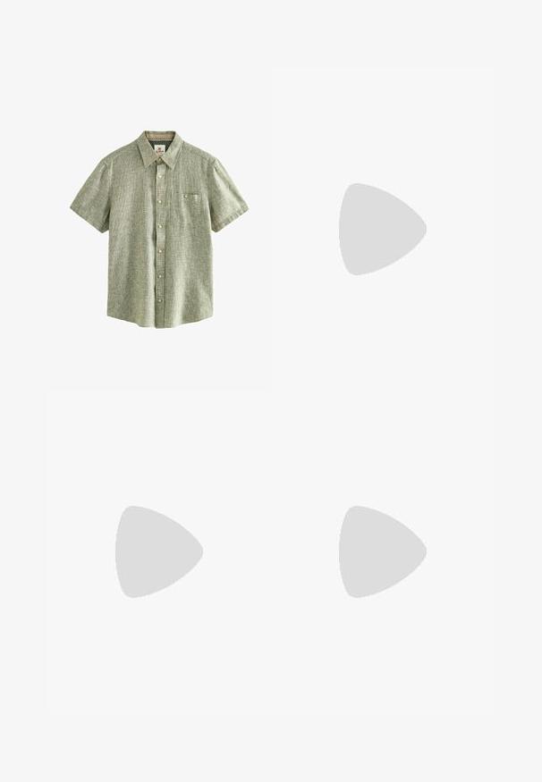 Next SHORT SLEEVE - Hemd - green; Weißes Langarm-Henley-Shirt mit drei Knöpfen und rundem Ausschnitt, auf einem schlichten weißen Hintergrund präsentiert.; Schwarze Baumwollshorts mit geradem Schnitt, knielang, mit sichtbar eingesticktem Markenzeichen am Saum und einer glatten Textur.; Schwarze Lederloafers mit einem fransenverzierten Akzent, ausgestattet mit einer robusten schwarzen Sohle und gelber Naht entlang der Kante. Texturierte Oberfläche.