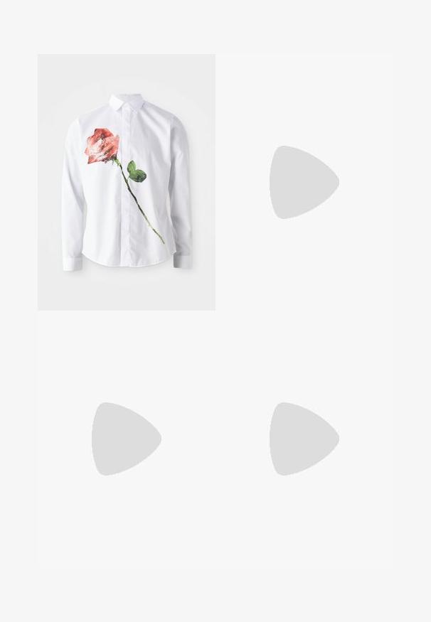 Chemise blanche à boutons avec un imprimé de roses rouges vibrantes et de feuilles vertes, fabriquée en tissu lisse, avec des manches longues et un col classique.; Ensemble de cinq t-shirts en noir, blanc et bleu marine. Tissu en coton, manches courtes, design col rond et texture unie sans motifs.; Pantalons à motifs verts présentant un design imprimé de serpent avec des nuances de marron et d'orange, coupe droite et texture lisse.; Mocassins en cuir noir avec une finition lisse, un bout arrondi et une petite flèche décorative. Dotés d'un petit talon empilé et d'un détail de marque subtil.