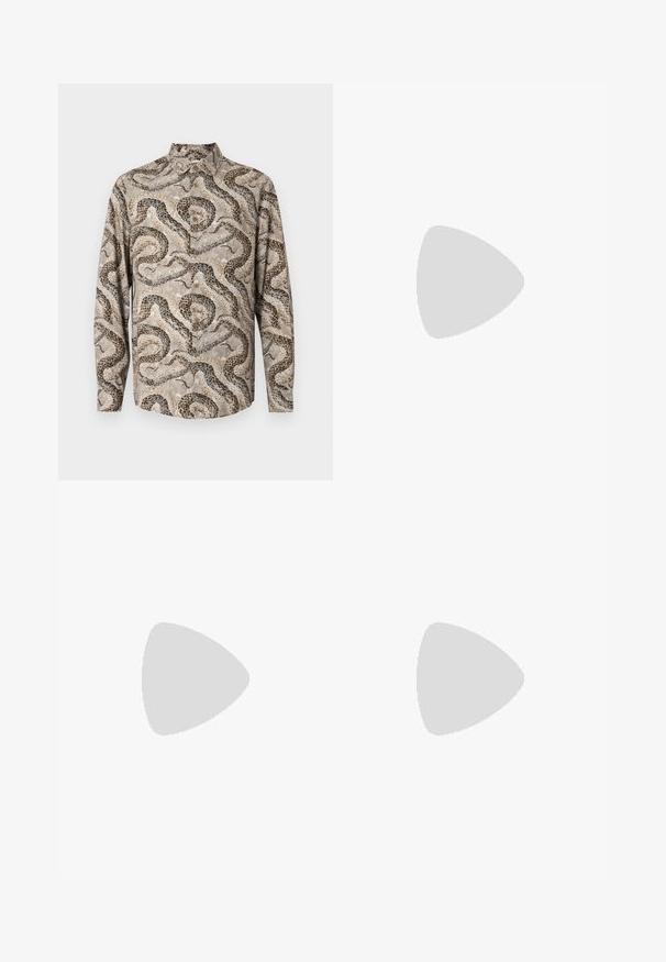 Lange mouwen overhemd in lichtbeige met een slangenhuidpatroon. Zachte stof, knoopsluiting aan de voorkant en een klassiek kraagontwerp.; Zwarte polo met korte mouwen, voorzien van een gestructureerd, abstract patroon. De kraag is plat en iets geopend, wat het ontspannen ontwerp benadrukt.; Leren denim shorts in lichtblauw met een klassieke snit. Bevat vijf zakken, oranje stikselaccenten en ruwe zoomranden.; Zwarte leren loafers met een gladde afwerking, ronde neus en decoratieve stiksels op de wreef. Lage gestapelde hak en een lichte glans.