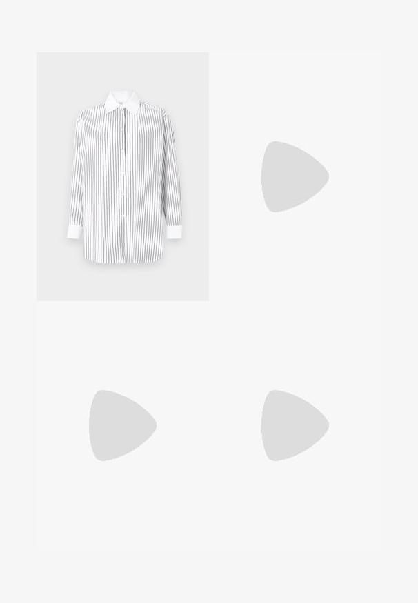 Witte lange mouwen shirt met dunne zwarte verticale strepen, knoopsluiting aan de voorkant en een traditionele kraag met contrasterende witte manchetten.; Zilveren paillettenjeans met een flared ontwerp, voorzien van een denim tailleband en zijkanten, wat een textuurrijke, reflecterende oppervlakte creëert.; Zwarte gepatineerde leren platte schoen met een vierkante neus, enkelband met zilverkleurige hardware en platte zool. Gladde textuur met minimalistisch ontwerp.; Zwarte leren handtas met franjes, gouden schouderband van schakels en een uitsnijding in de handgreep. Heeft het logo prominent aan de voorkant.
