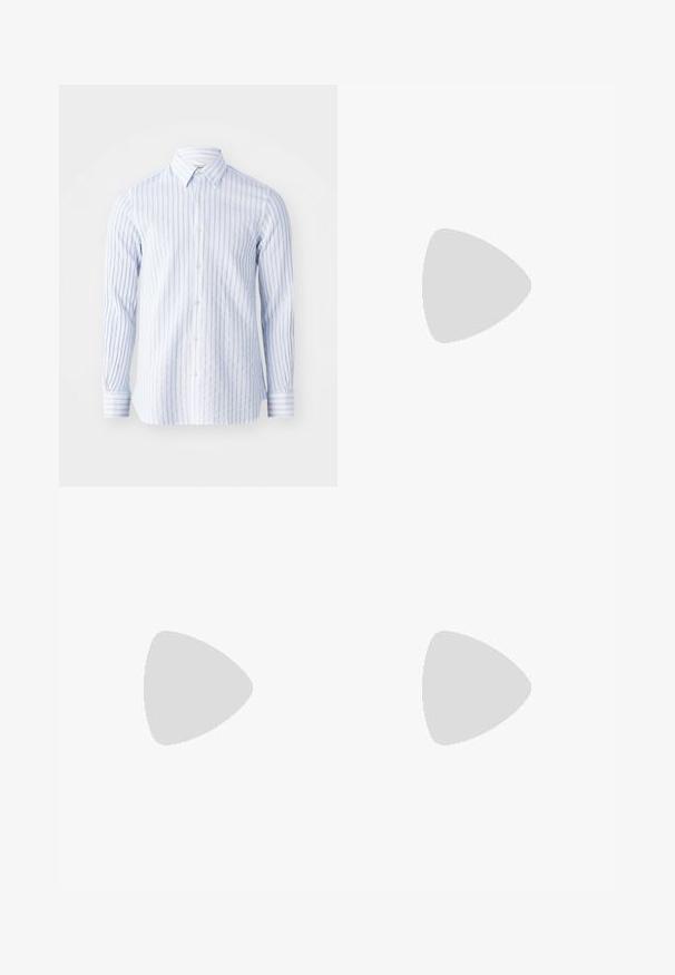 Gestript overhemd in lichtblauw en wit, voorzien van een kraag en lange mouwen met knoopmanchetten. Lichtgewicht katoen.; Witte katoenen T-shirt met korte mouwen, ronde hals en subtiele Levi's logo gedrukt in het midden. Zachte textuur en standaard pasvorm.; Zwarte wijde broek gemaakt van een gladde, matte stof. Heeft een op maat gemaakte tailleband, voorplooien en zijzakken.; Zwarte leren loafer met een textuuraccent van zwart leer, ronde neus en een lage blokhak; beschikt over een decoratief metallic detail.