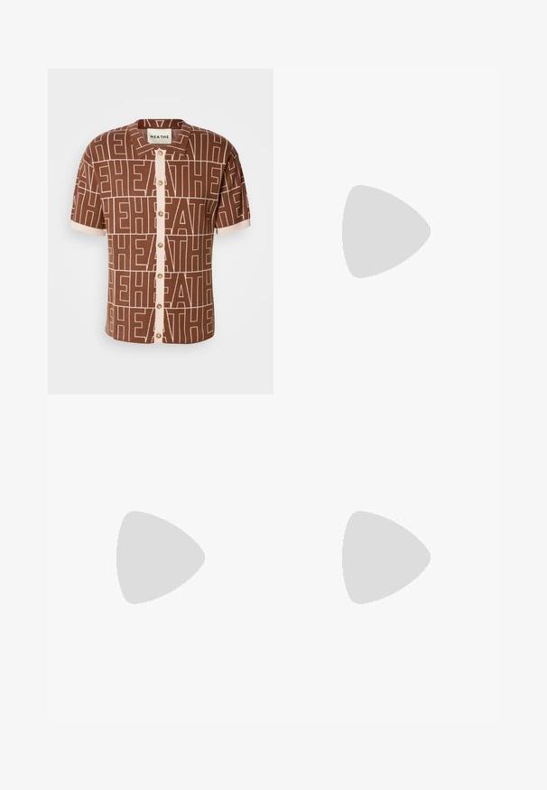 Camisa de manga corta marrón con un patrón repetido de "HEATHE". Cierre de botones en el frente con detalles en beige y cuello. Tejido suave y texturizado.; Camiseta de manga larga marrón hecha de una tela suave, con escote redondo y un corte holgado, con puños y dobladillo de canalé. Sin gráficos ni patrones.; Pantalones de pierna ancha morados con un estampado de mapa en un tono más claro. Confeccionados en una tela suave, presentan pliegues y una cintura elástica.; Mocasines de cuero marrón con un acabado suave, puntera redonda, costuras mínimas y una suela de goma negra gruesa. Sin herrajes o acentos visibles.