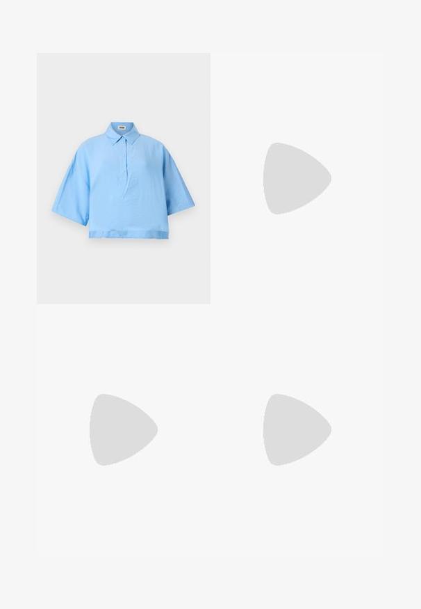 Polo shirt azzurro chiaro a maniche corte con colletto e tre bottoni sul davanti. Tessuto morbido e vestibilità rilassata e quadrata.; Pantaloni neri a gamba larga realizzati in tessuto morbido, con un design a vita piatta, dettagli plissettati e passanti per cintura in vita.; Tacchi slingback in pelle nera con punta affusolata, caratterizzati da un tacco alto e un accento dorato sulla cinghia regolabile. Texture liscia.; Borsa a mano in pelle nera con un design strutturato, caratterizzata da una forma corta, manico superiore e accessori in metallo dorato. Inclusa tracolla regolabile.