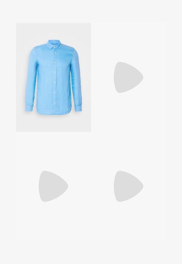 Camicia azzurro chiaro a maniche lunghe, con bottoni e tessuto texturizzato. Presenta un colletto classico e bottoni bianchi lungo il davanti e i polsini.; T-shirt bianca a maniche corte in tessuto leggero. Collo rotondo con texture liscia e senza motivi o dettagli visibili.; Pantaloni in denim grigio chiaro con design a gamba dritta, stile a cinque tasche e chiusura con bottone. Cuciture visibili lungo le cuciture.; Mocassini in pelle nera con punta rotonda, caratterizzati da un design cucito, suola piatta bassa e un battistrada in gomma testurizzata e scolpita.