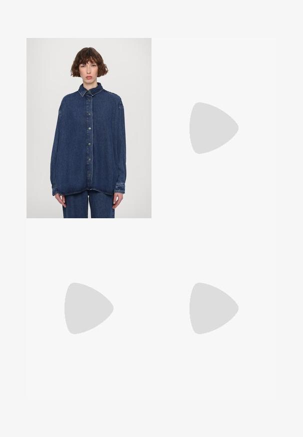 Blå denim oversized skjorta med krage, knappar framtill och långa ärmar. Har en avslappnad passform och en subtilt blekt struktur.; Vit bomull t-shirt med en liten svart logotyp med vingar och "MCM" i mitten fram. Kort ärm och rundad halsdesign.; Breda byxor i en beige tyg med vertikala vita ränder. Har veck vid midjan och en mjuk textur.; Svart läderballerinaskor med rund tå, slät yta, minimala söm detaljer och en flexibel sula.