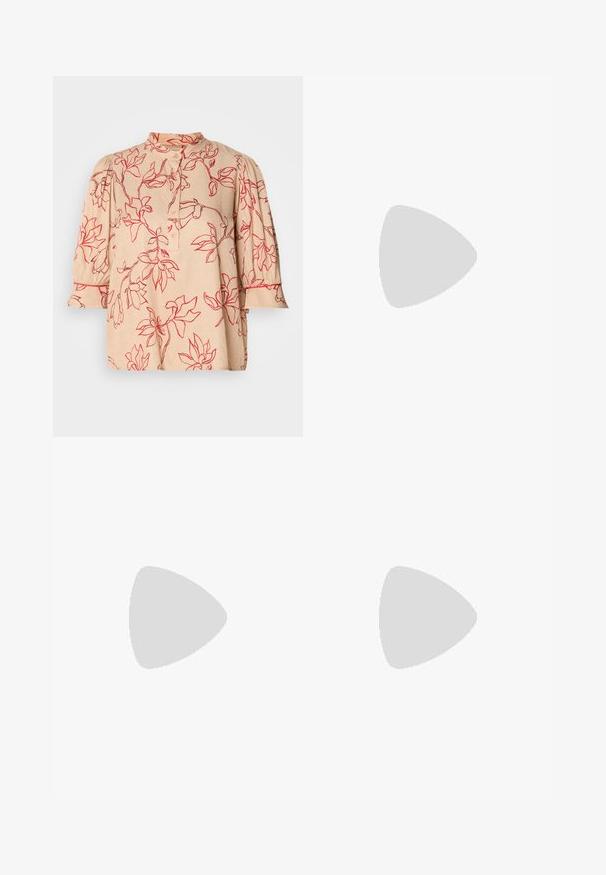 Beige bluse med rødt blomster mønster, falsk krage, knappestolpe og trekvart puffermer. Glatt stoff med en subtil tekstur.; Høyt midje denimjeans i middels blå. Har knappedetaljer foran og bred benstil. Stoffet har en glatt tekstur med lett falming.; Sorte sandaler med stropper, firkantet tå og lav blokk hæl. Har flere tynne stropper og en justerbar ankelstropp. Laget av glatt lær.; Svart lær crossbody-veske med glatt tekstur, rektangulær form og metallkjede detaljer på framsiden. Justerbar stroppe inkludert.