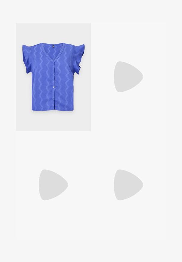 Blusa blu a maniche corte con scollo a V, caratterizzata da un motivo a zigzag e chiusura con bottoni sul davanti. Tessuto testurizzato con maniche a farfalla.; Bermuda shorts in denim blu scuro con vita regolabile tramite lacci, dotati di passanti per cintura standard e dettagli di cucitura in vista.; Sneaker alta in tela bianca con suola in gomma nera, punta in gomma frontale e sei asole per i lacci, caratterizzata da un design pulito e minimalista.; Borsa a tracolla in pelle rossa con un design angolare e geometrico. Presenta una singola tracolla regolabile e una chiusura a patta con dettagli cuciti.