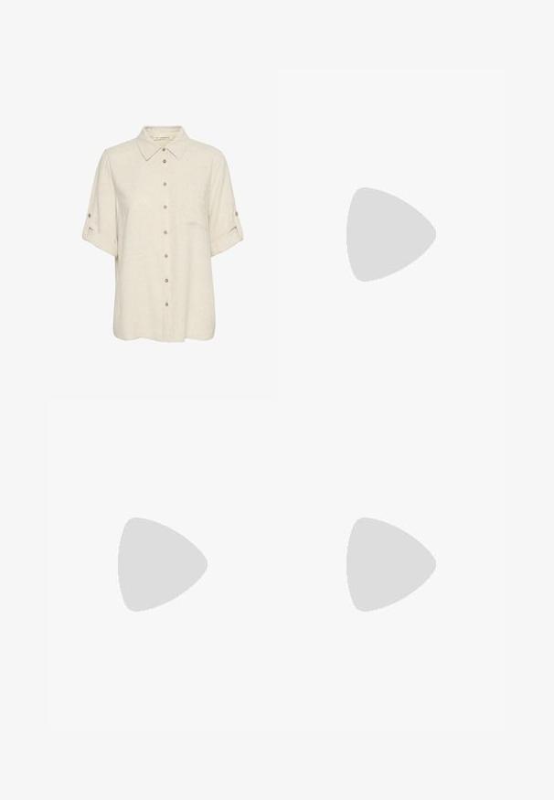 Beige linned kortærmet skjorte med knaplukning foran, der har en brystlomme og oprullede ærmer med knapdetaljer. Glat tekstur.; Sorte bukser med lige pasform, der har frontlommer og slidser i kanten. Lavet af blødt, glat stof. Velegnet til forskellige anledninger.; Sorte patenterede hælsandaler med firkantet tå, ankelremme og sølvspænder. Har en chunky blokHæl for stabilitet.; Sort læderhåndtaske med en buet form, aftagelig rem og guldfinish. Tasken har en klap med en spænde detalje.