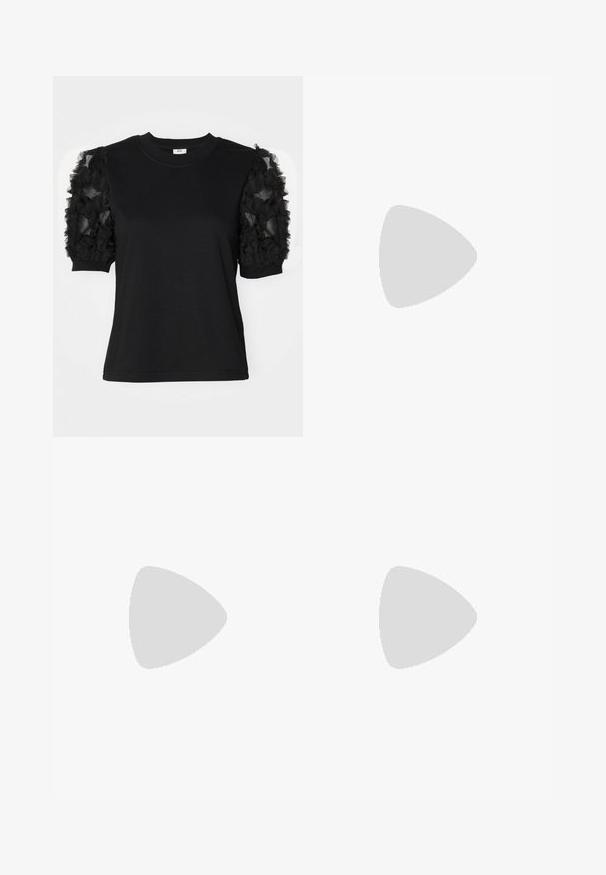 Μαύρο μπλουζάκι με κοντά μανίκια, κατασκευασμένο από ρυτιδωτό μαύρο τούλι, στρογγυλή λαιμόκοψη και εφαρμοστή σιλουέτα.; Μαύρο παντελόνι φόρμας σε φαρδιά γραμμή με ψηλή μέση, κουμπιά στη μέση και πλαϊνές τσέπες.; Μαύρες δε ρμάτινες μπαλαρίνες με μυτερή μύτη, λουρί με ασημένια αγκράφα, σε συνδυασμό με μαύρα κομμένα παντελόνια με σχιστή λεπτομέρεια.; Μαύρη δερμάτινη τσάντα tote με δύο μακριούς ιμάντες, λεία υφή και δομημένο σχήμα. Διαθέτει μπροστινή τσέπη για επιπλέον αποθήκευση.