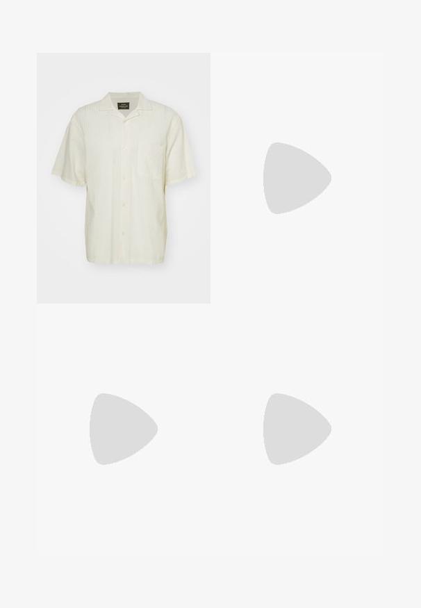 Lyhyet hihansuut, vaalea beige paita, jossa on teksturoitu kuosi, nappikaulus edessä ja yksi rintatasku. Kangas vaikuttaa kevyeltä ja hengittävältä.; Valkoinen puuvillapaita lyhyillä hihoilla, pyöreällä kaula-aukolla ja mustalla "HUGO"-logolla rinnassa. Tasainen rakenne, rento istuvuus, ei kuoseja.; Musta kapea slim-fit farkut viidellä taskulla, napitettava sulkeminen ja vyölenkit, esitelty valkoista taustaa vasten.; Mustat lenkkitossut, joissa on sileä nahkapäällinen, pyöreä kärki, tasaiset nauhat, pehmustettu nilkka ja minimalistinen muotoilu. Kumia pohja, jossa on hillitty urakuvio.