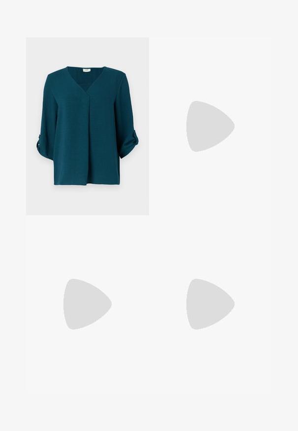 Teal bluse med V-hals, trekvart ermer og knappede mansjetter. Laget av teksturert stoff med løs passform og detaljer med frontfall.; Bredde ben jeans med en lyseblå til mørkeblå gradient, høyt liv, beltehemper og et matchende belte i samme stoff. Teksturert denimoverflate.; Svarte lærplattformsko med kraftig blokkhell, rund tå og tradisjonell snøring. Har en jevn tekstur og minimal detaljering.; Svart lærveske med en buet form, avtagbar stropp og gullbeslag. Vesken har et klaff med spenne-detall.