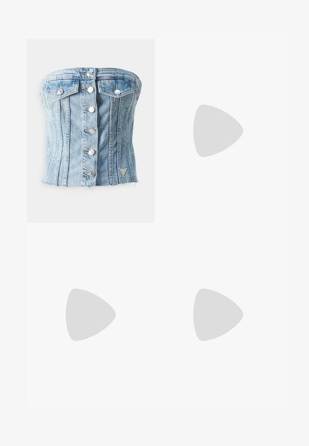 Guess SOFIA - Toppi - blue denim; Vaaleansiniset farkut, joissa on leveät lahkeet ja korkea vyötärö. Farkuissa on kaksi nappia ja etutaskut. Kankaan pinta on kulunut ja siinä on hienovaraisia sävy-eroja.; Beige korkokenkiä, joissa on teksturoitu kangas, jossa on toistuva kuvio. Teräväkärkinen muotoilu, takana korostus ja kultaiset korkodetaalit.; Mustan paljetti-minilaukku, jossa on solmittu teksturoidu hihna ja hopeaketju. Pyöreä muoto, joissa on rypistetty yläosa ja heijastava yksityiskohta.