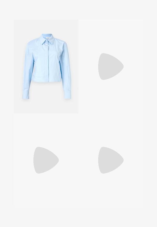 Camicetta azzurra chiara a maniche lunghe, cropped, con colletto a camicia, realizzata in tessuto morbido. Presenta una chiusura frontale e polsini strutturati.; Pantaloni larghi marroni realizzati in un tessuto morbido, con chiusura frontale con bottone, due tasche anteriori e linee pulite e sartoriali.; Scarpa slingback in pelle nera con punta appuntita, con un dettaglio intrecciato e un design superiore plissettato. Suola piatta con hardware minimale.; Borsetta in suede marrone con design geometrico, dotata di manico superiore e tracolla removibile. Dettagli in hardware dorato e cuciture.