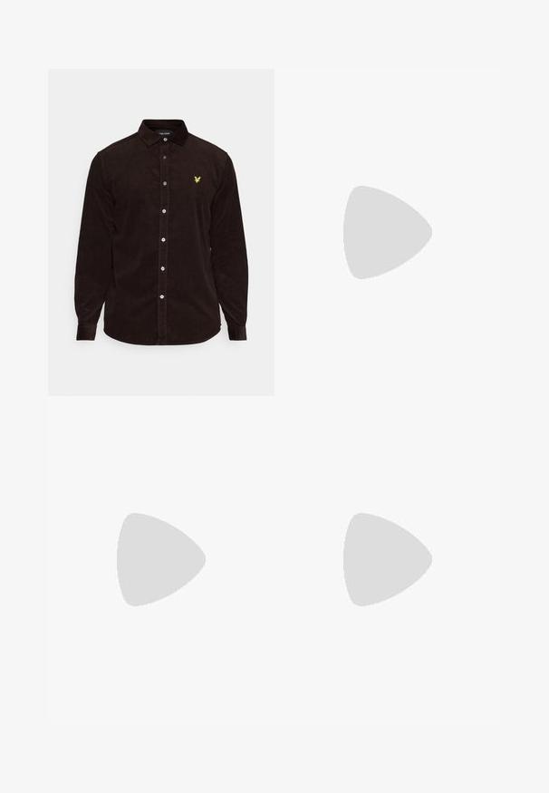 Camisa de pana marrón con mangas largas, cuello abotonado y botones blancos. Presenta un pequeño logo amarillo bordado en el pecho.; Pantalones cargo negros hechos de tejido resistente, con bolsillos laterales, cierre de botón y un diseño ajustado. Textura suave con detalles mínimos.; Zapatillas Nike Air Force 1 en blanco y negro con parte superior de cuero, puntera perforada y detalle de suela texturizada, combinadas con pantalones beiges remangados y calcetines blancos.; Gafas de sol rectangulares verdes con lentes oscuros sólidos, gruesas monturas transparentes y un ligero acabado brillante. Detalles en las patillas.