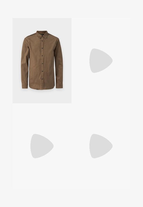 Bruin, blouseachtig shirt van textuurstof, met een spread collar en lange mouwen met knoopmanchetten. Zeven knopen aan de voorkant.; Zwarte korte mouwen T-shirt van een gladde katoenmix, met een ronde halslijn en een minimalistisch ontwerp zonder patronen of accenten.; Zwarte denim broek met een rechte snit, voorzien van een standaard tailleband, vijf zakken en een knoopsluiting. Gladde textuur overal.; Zwarte leren veterschoenen met een ronde neus, een gladde afwerking en subtiele stikdetails, gedragen met lichtbeige broeken.