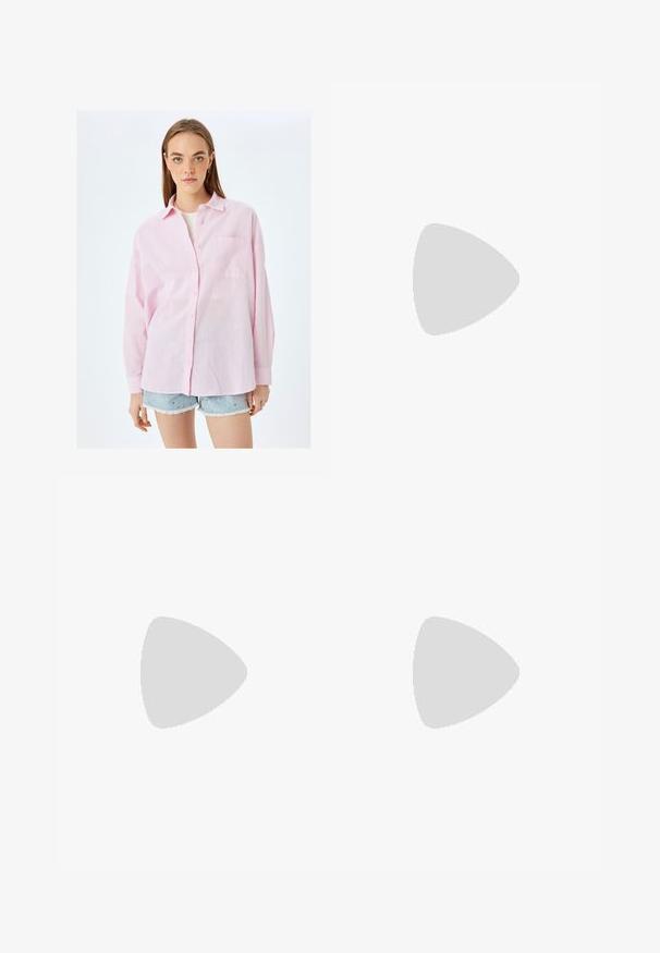 Camicia button-up rosa chiaro in una vestibilità rilassata, con taschino sul petto, maniche lunghe e un tessuto testurizzato simile al lino.; Pantaloni a gamba larga in denim blu scuro con vita alta, cinque tasche e cuciture bianche a contrasto. Texture liscia, design classico.; Pantaloni in denim neri a gamba larga con dettagli di cucitura frontale, abbinati a sneakers bianche e rosa con suola in gomma e lacci rosa.; Borsetta in suede marrone con due manici robusti, forma rettangolare e dettaglio decorativo con cinturino sulla parte anteriore.