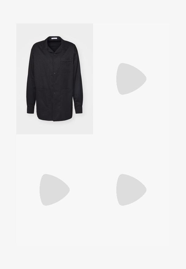 Camicia nera con bottoni, caratterizzata da un sottile motivo testurizzato, maniche lunghe, colletto a punta e una tasca sul petto. Tessuto morbido e design classico.; Canottiera bianca in cotone senza maniche con scollatura rotonda, caratterizzata da una texture liscia e una vestibilità aderente, progettata per l'abbigliamento casual.; Jeans in denim nero con vestibilità slim, texture usurata, accenti di schizzi di vernice e grafiche audaci stampate sul davanti.; Sneaker in pelle bianca con una finitura liscia, punta rotonda, lacci piatti e suola testurizzata. Presenta un logo discreto sul tallone.; Occhiali da sole neri rotondi con lenti scure e sottili bracci in metallo. Include punte trasparenti e accenti argentati alla cerniera. Design minimalista.