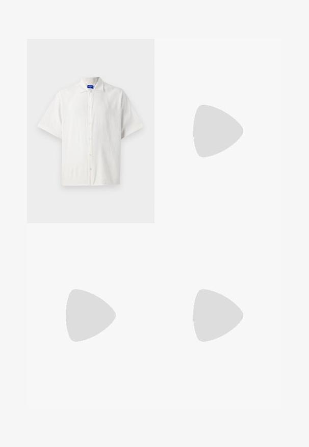 Trumpas rankovės baltas marškiniai su mygtukais, pagamintas iš lengvos medžiagos, su klasikiniu apykakle ir subtiliu tekstūru. Mygtukai yra tolygiai išdėstyti.; Ilgos rankovės baltas medvilnės marškinėliai su apvaliu kaklu ir raukšlėtomis rankovėmis. Paprastas, be puošmenų dizainas, turintis lygią tekstūrą ir standartinę prigludimą.; Šviesiai mėlyni džinsiniai šortai su išblukusia tekstūra, penkių kišenių dizainu ir mygtukiniu užsegimu ties juosmeniu.; Sportiniai batai su balta odine viršutine dalimi, pilku zomšiniu priekiu ir trimis juodomis juostelėmis. Ant liežuvio yra mėlynas logotipas, o padas pagamintas iš tekstūruoto gumos.