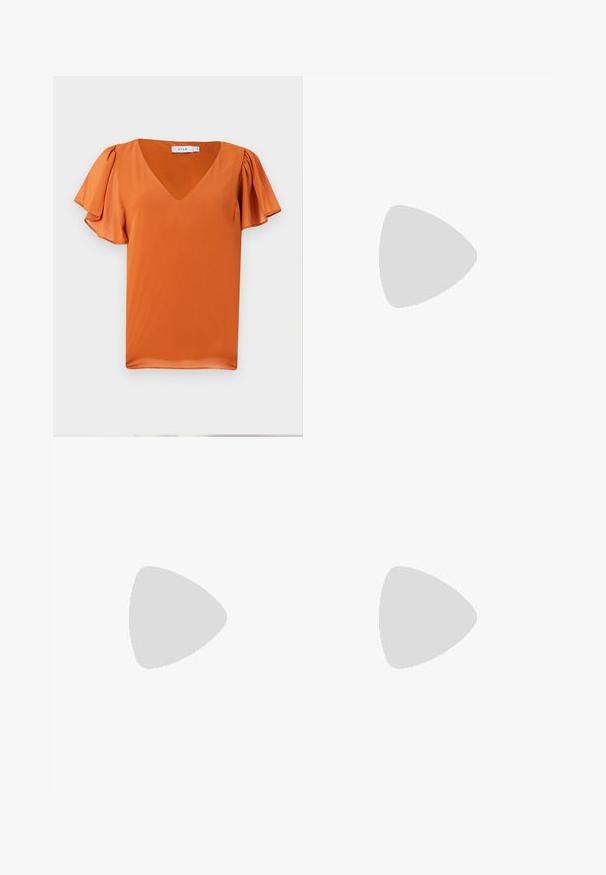 Haut à manches courtes en orange vif, avec un col en V et des manches légèrement froncées, fabriqué en tissu lisse avec une texture légère.; Jean évasé bleu clair en denim, doté d'une taille haute, d'un design à cinq poches et d'un dégradé subtil vers l'ourlet.; Bottes de cowboy en cuir marron avec un bout pointu et un talon bloc, présentant des coutures détaillées et des accents en relief sur la tige.; Pochette en cuir noir avec un rabat et un détail en boucle en métal doré. Inclut une sangle noire et un design épuré et minimaliste.; Boucles d'oreilles en argent en forme de créoles avec un design torsadé, dotées d'une finition polie et d'une fermeture à poussoir. Mesurent environ 3 cm de diamètre.