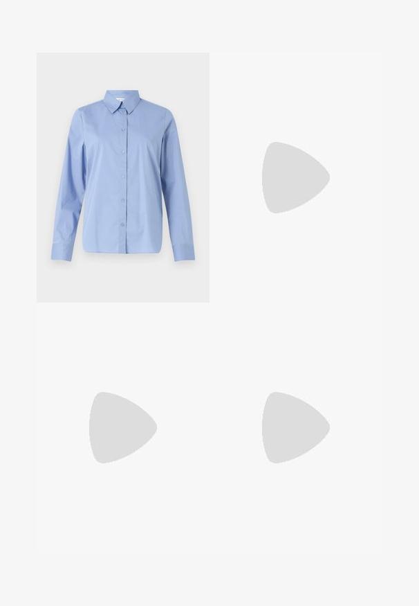 Ανοιχτό μπλε, πουκάμισο με μακριά μανίκη και κουμπιά, με αιχμηρό γιακά, μπροστινό φερμουάρ και στρογγυλή τελείωση, φτιαγμένο από λείο, υφασμ�ένο ύφασμα.; Μπεζ παντελόνια σε φαρδιά γραμμή με ψηλή μέση, κορδόνι ρύθμισης και δύο πλαϊνές τσέπες, κατασκευασμένα από ένα λείο, ελαφρύ ύφασμα.; Καφέ σουέτ μποτάκι αστραγάλου με στρογγυλή μύτη, τετράγωνο τακούνι και διακοσμητική ταινία με κυκλικό κούμπωμα.; Μαύρη τσάντα χειρός με δομημένο σχήμα, λεία υφή και μεταλλικό κούμπωμα. Συνδυασμένη με φαρδιά μαύρα παντελόνια και σανδάλια ανοιχτής μύτης πάνω σε ξύλινο πάτωμα.