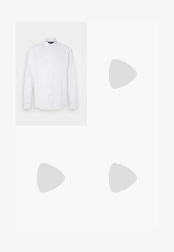Bela srajca z dolgimi rokavi in gumbi, izdelana iz lana. Ima klasičen ovratnik in en sam žep na prsih z preprostim gumbom.; Bela dolgimi rokavi majica iz bombaža. Oblika s krožnim izrezom z rebrastimi manšetami in majhnim logotipom na levi rokavu. Gladka tekstura.; Črne usnjene naravne hlače imajo klasičen pet-žepni dizajn z gumbom za zapiranje, minimalnim šivanjem in mehkim občutkom.; Črni usnjeni loafersi z gladko površino, šivanim detajlom čez vamp in rahlo dvignjenim peto.