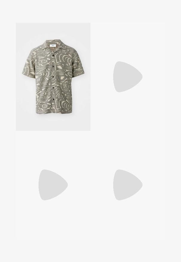 Košile s krátkým rukávem, v tlumené zelené a krémové barvě, se abstrahujícími vzory, strukturovanou tkaninou a pěti předními knoflíky.; Filippa K TERRY CROPPED TROUSERS - Kalhoty - sage melange; Černé kožené mokasíny s zaoblenou špičkou, vyznačující se zlatými kovovými detaily a prošíváním, umístěné na nízké, texturované gumové podrážce.; Černé kulaté sluneční brýle s tmavými skly a tenkými kovovými nohami. Obsahují průhledné koncovky nožiček a stříbrné akcenty na pantu. Minimalistický design.