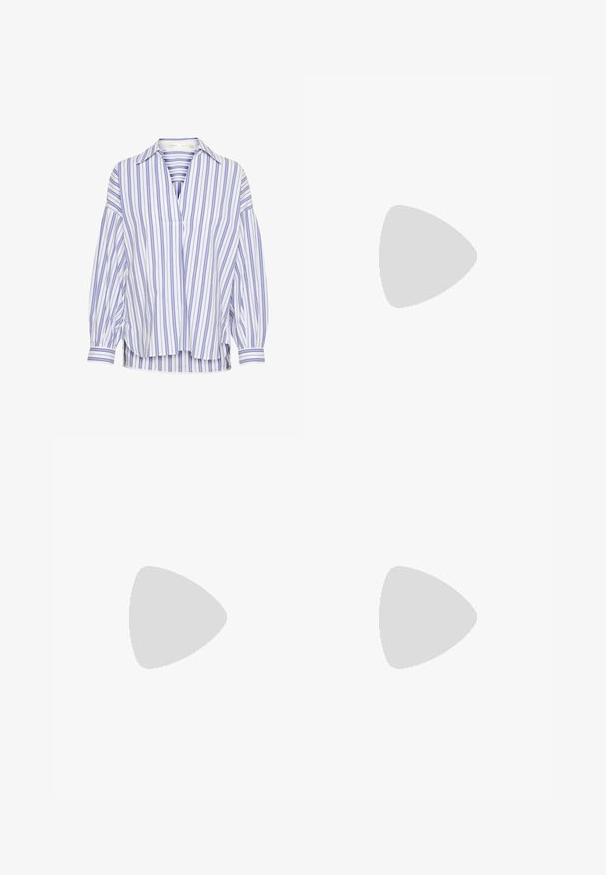 Blusa a righe blu e bianche, con colletto, maniche lunghe a sbuffo e un design leggermente svasato con un orlo leggermente accorciato.; Pantaloni a gamba larga in tessuto crema con una texture liscia, caratterizzati da un singolo bottone frontale, pieghe sottili e un design a vita alta.; Infradito con suola in gomma color talpa, progettate con tre cinturini in pelle bianca sovrapposti e un piccolo dettaglio a fiocco al centro.; Borsa a tracolla in pelle marrone con forma curvata, hardware dorato e un dettaglio con fibbia. Presenta una tracolla rimovibile.
