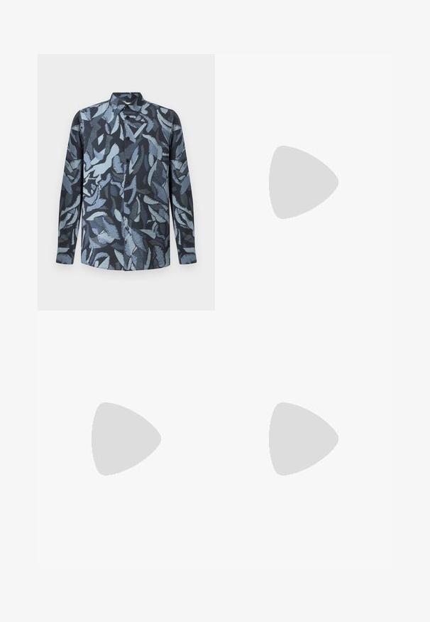 Camicia a maniche lunghe realizzata in tessuto morbido, caratterizzata da una base blu scuro con motivi astratti di foglie blu chiaro, chiusura con bottoni e colletto.; Jeans in denim blu con vestibilità dritta, design a cinque tasche, cuciture sottili e chiusura con bottone in vita.; Sneaker Lacoste grigie scure in materiale mesh e sintetico, con suola testurizzata e dettagli marroni sul colletto e sul branding.; Cartella in pelle blu scuro con doppio manico superiore e tracolla removibile. Presenta una finitura texturizzata, cuciture verticali e dettaglio del logo.