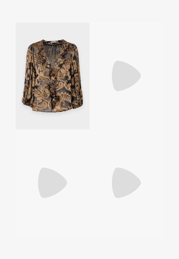 Blouse paisley noir et or avec un col en V volanté, manches trois-quarts, et une texture transparente, offrant une coupe ample et un motif complexe.; T-shirt en coton beige à manches courtes, avec un logo graphique noir sur le devant. Conception classique à col rond et coupe décontractée.; Jeans évasés bleu foncé en denim. Dotés d'une taille haute, de cinq poches et d'une couture contrastante. Texture lisse et finition soignée.; Ballerines en cuir noir avec un bout rond, texture lisse, détails de couture minimalistes et design de semelle flexible.
