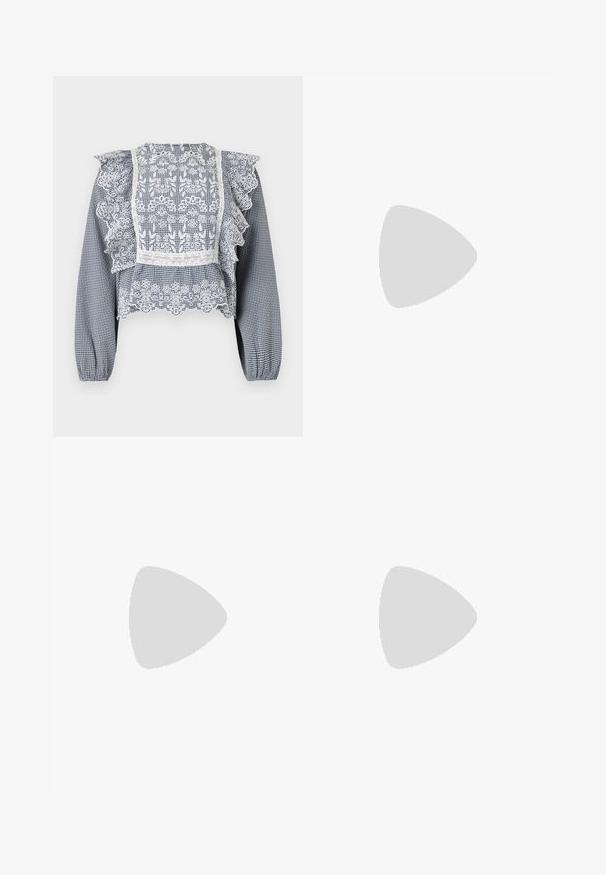 Blusa a quadri blu navy e bianca con dettagli in pizzo, maniche a volant, orlo peplum e polsini elasticizzati, realizzata in tessuto leggero.; Pantaloni bianchi a gamba dritta in misto cotone, caratterizzati da una texture liscia, due pieghe frontali e una vita con cinturino a chiusura con un solo bottone.; Pantofole da balletto nere in pelle con punta arrotondata, texture liscia, dettagli di cucitura minimi e design con suola flessibile.; Borsa a tracolla in pelle marrone con chiusura a pattina, hardware color oro, tracolla e una finitura liscia. Forma rettangolare compatta.