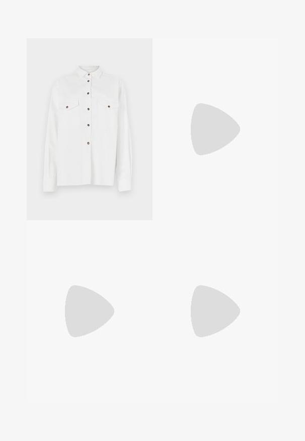 Hvit langermet skjorte med krage med knapper, to brystlommer og brune knapper, med en glatt tekstur og avslappet passform.; Svarte flagrende jeans laget av denim. Har knappelukking, fem lommer og en glatt tekstur. Den flagrende buksebenet begynner under kneet.; Denim slingback sko, spiss tå, lyseblå stropper med sløyfer, mellomhæl, strukturert stoff, brunt innersåle, minimalt med sømmer, elegant design.; Svart lær tote bag med glatt tekstur, rektangulær form og to lange håndtak. Ingen synlige deler eller dekorasjoner.