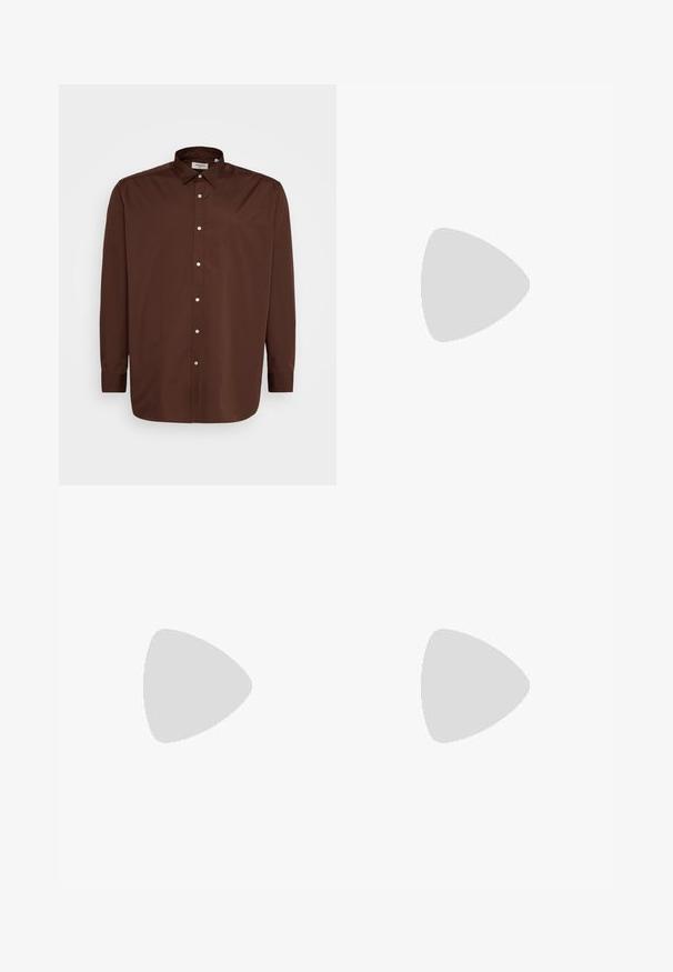 Barna gombos ing, elterülő gallérral, hosszú ujjú és sima anyagú textúrával. Elöl fehér gombokkal díszítve.; Barna, redőzött nadrág, széles lábakkal, gombos záródással és oldalsó zsebekkel, struktúrált anyagból, amely alkalmas hétköznapi viseletre.; Barna bőr csónakcipő fehér varrással, barna fűzőkkel és világosbarna gumitalppal. Az oldalon logó található, valamint fém fűzőlyukak.; Tortoise mintás napszemüveg zöld lencsékkel, nyolcszögletű kialakítással és vékony, ívelt karokkal. Az anyag fényes felületű.