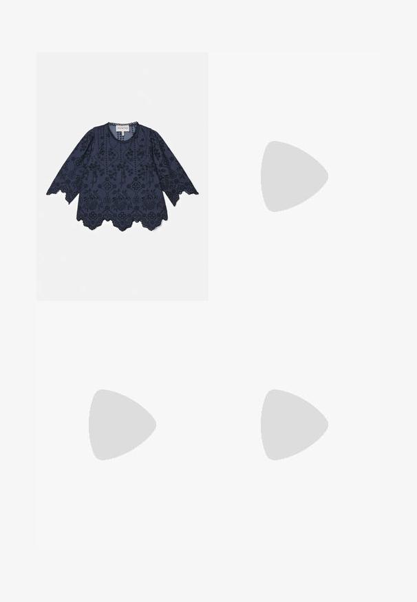Blusa de algodón azul marino con mangas largas, intrincado bordado floral, dobladillo con ondas y acentos de botones en el escote.; Pantalones de pierna ancha negros, confeccionados en una tela suave, con una cintura alta, pliegues y un diseño ajustado. Accesorios sencillos en negro en la cintura.; Stuart Weitzman FELICITY BOW SLIDE - Mules de tacón - black; Bolso de mano de piel sintética negra con un cuerpo texturizado y esponjoso. Presenta una tira negra elegante con acentos anudados. Forma cilíndrica compacta.