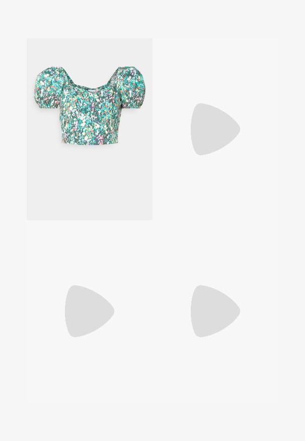 Blomsterkort topp med pufferm, med en grønn base og fargerike blomster mønstre. Laget av lett stoff med firkantet halslinning.; Videbeinete blå denimbukser med høy midje, kontraststing, og sidelommer, med et klassisk fem-lommers design og rå kanter.; Lys grønne sneakers med en tekstureret overflade, der har tre hvide striber, en cremefarvet gummisål og snørebåndsdesign. Bæret med lyse strømper.; Brun lærcrossbody-veske med en buet form, gullhardware og et spenneakcent. Har en avtakbar skulderreim.